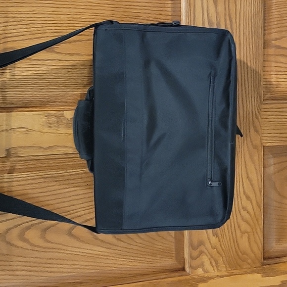 Solo black briefcase with a pullout sleeve for your laptop in black. - Picture 3 of 6